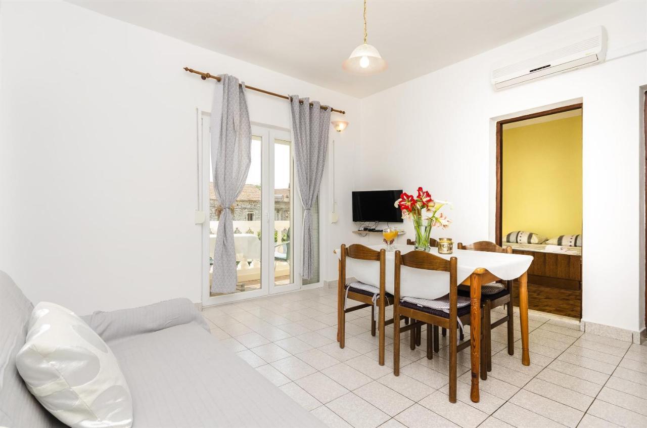 Apartments And Room Lotus Tribalj 外观 照片